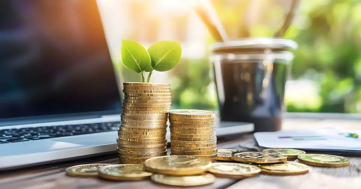 Empresário planejando capital social e investimento inicial para abertura de empresa Empresário planejando capital social e investimento inicial para abertura de empresa