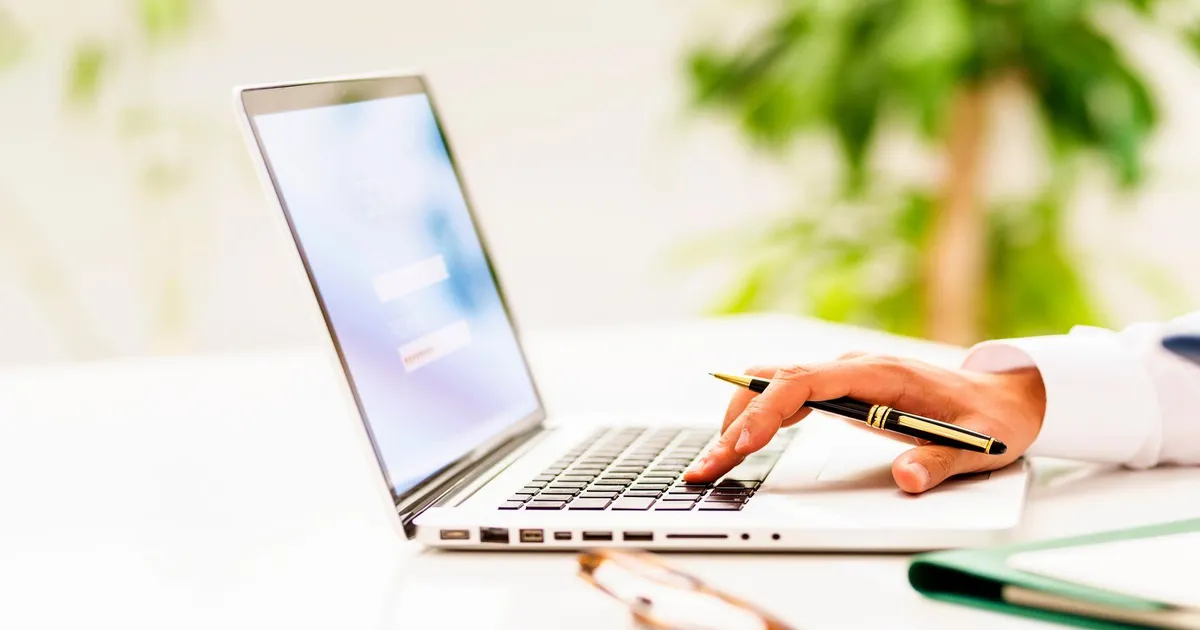 Pessoa abrindo CNPJ gratuitamente pelo computador em 2026 Pessoa abrindo CNPJ gratuitamente pelo computador em 2026