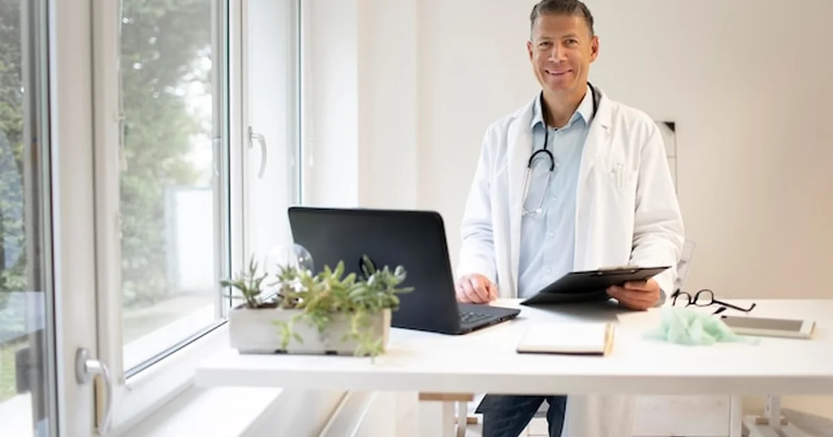 Médico assinando contrato de abertura de clínica Médico assinando contrato de abertura de clínica