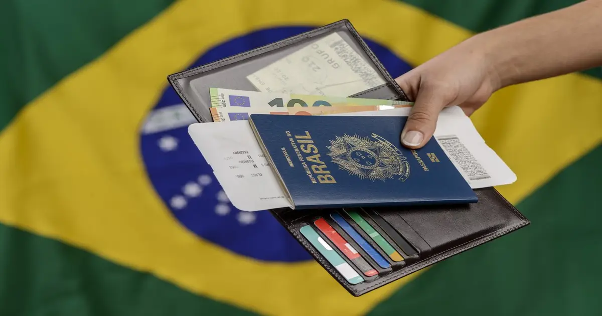 Estrangeiro com documentos internacionais abrindo empresa no Brasil Estrangeiro com documentos internacionais abrindo empresa no Brasil