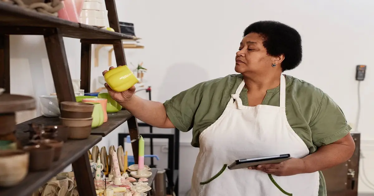 Proprietária de microempresa trabalhando em seu estúdio artesanal Proprietária de microempresa trabalhando em seu estúdio artesanal