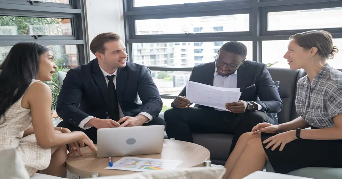 Equipe de negócios reunida discutindo estrutura de empresa LTDA em escritório Equipe de negócios reunida discutindo estrutura de empresa LTDA em escritório