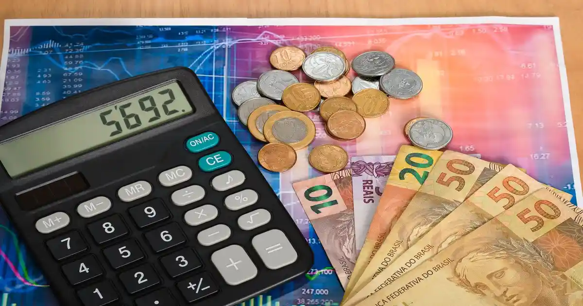 Calculadora e notas de reais representando custos para abrir empresa em Santa Catarina Calculadora e notas de reais representando custos para abrir empresa em Santa Catarina